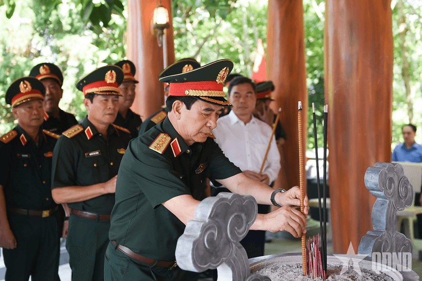 Đại tướng Phan Văn Giang dự các hoạt động về nguồn của Bộ Tổng Tham mưu tại ATK Định Hóa