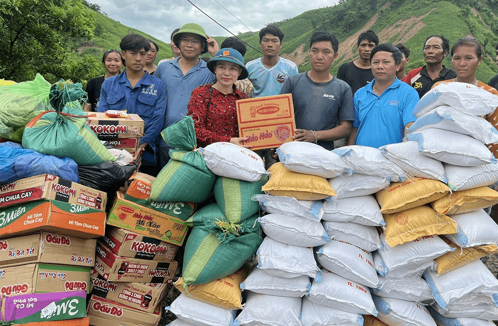 Bám trụ giúp dân, hỗ trợ nước bạn