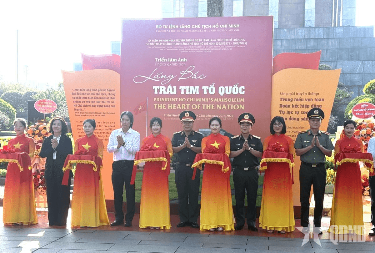 Khai mạc triển lãm “Lăng Bác - trái tim Tổ quốc”