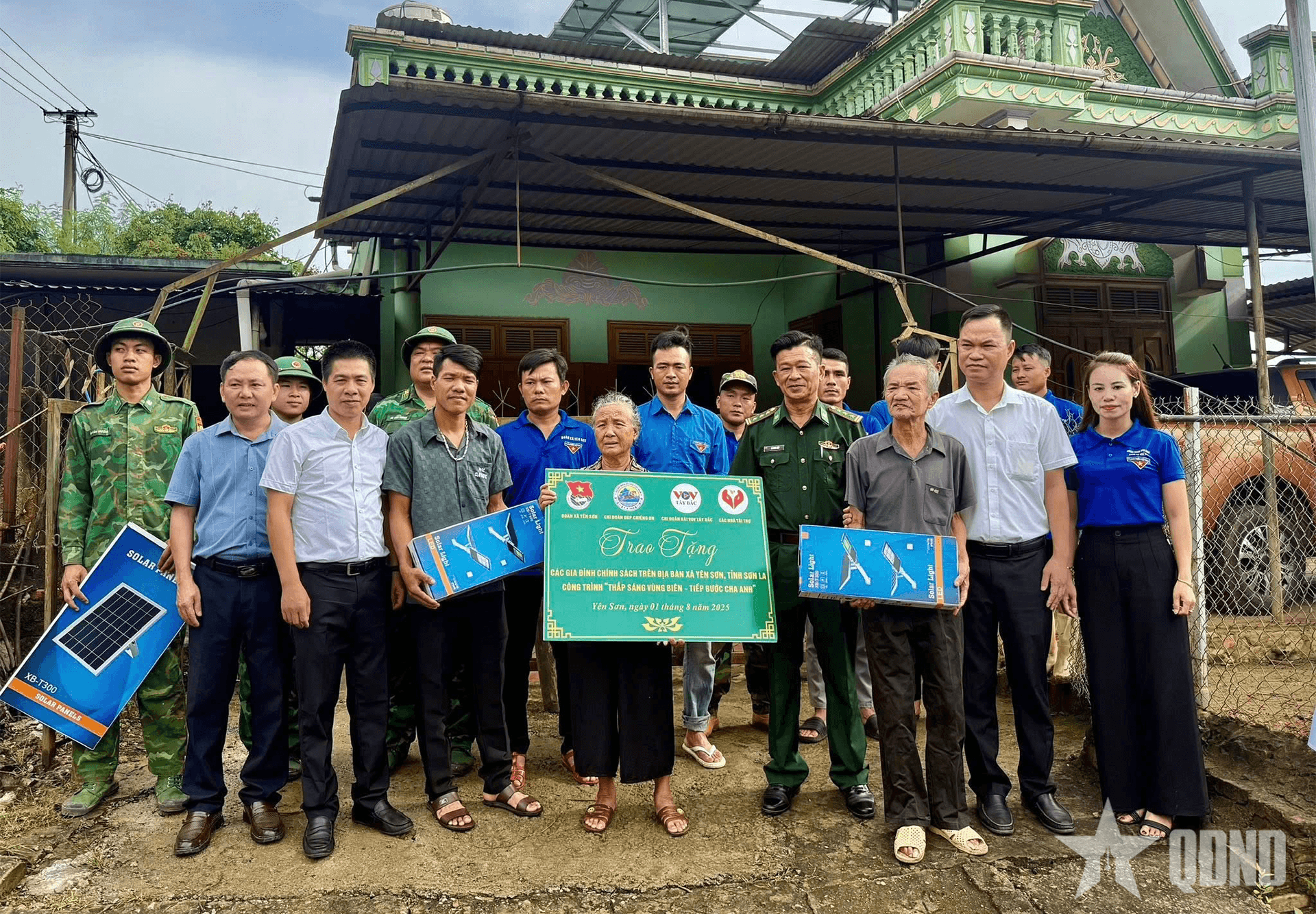 “Thắp sáng vùng biên - Tiếp bước cha anh”