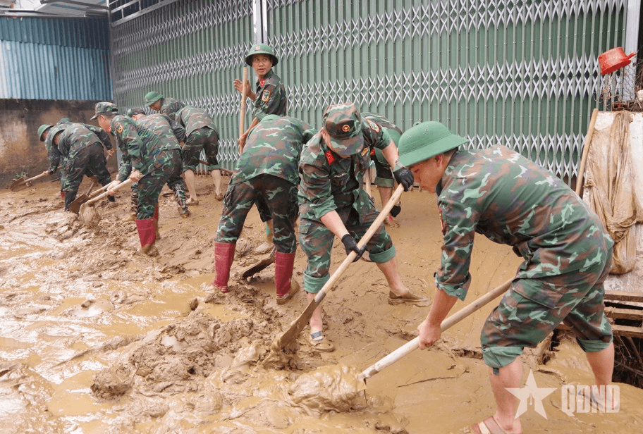 Giúp dân vùng tâm lũ Sơn La