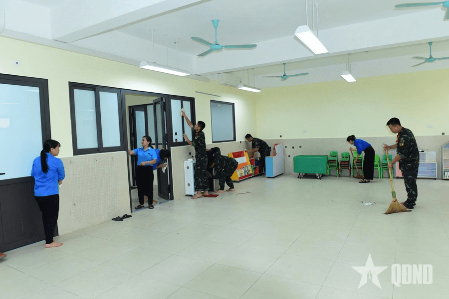 Lính trinh sát về giúp dân Hòa Phú