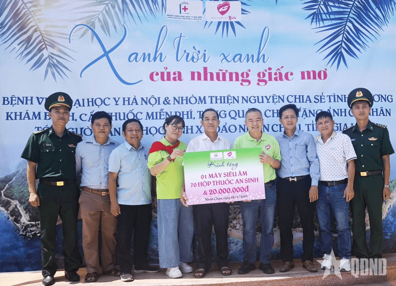 Khám bệnh và trao quà tặng các gia đình chính sách ở xã đảo Nhơn Châu