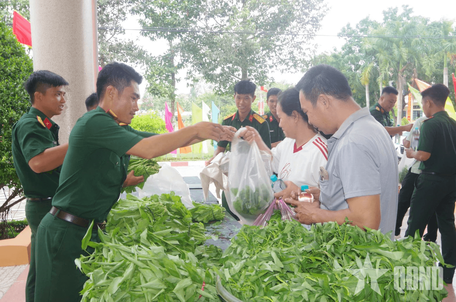 Trung đoàn 5, Sư đoàn 5 (Quân khu 7) gặp mặt, tặng quà thân nhân gia đình chiến sĩ nhập ngũ năm 2025