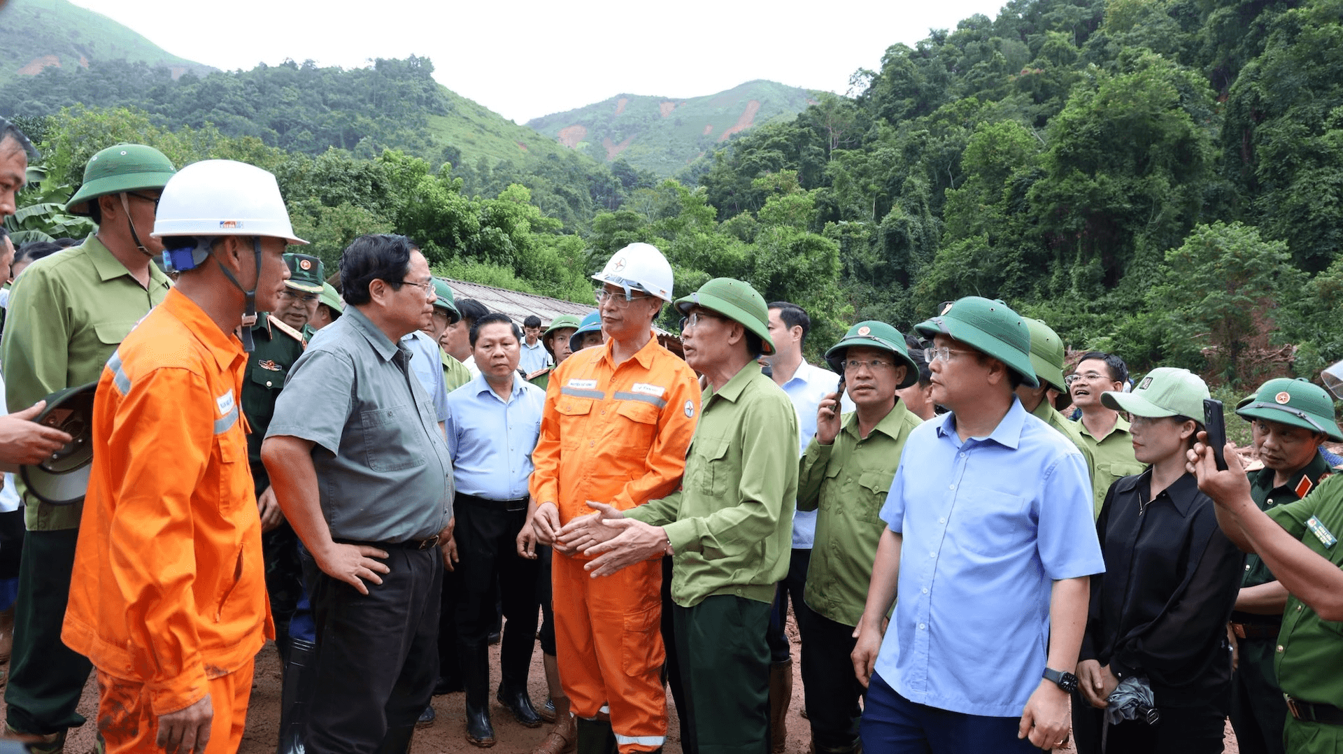 Thủ tướng ghi nhận nỗ lực của ngành điện tại vùng lũ Điện Biên
