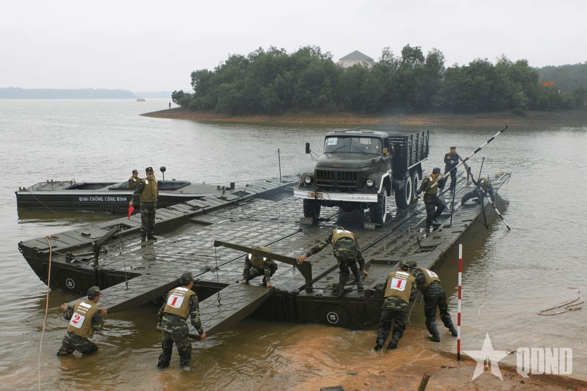 Lữ đoàn Công binh 299: Chú trọng công tác huấn luyện và rà phá bom, mìn