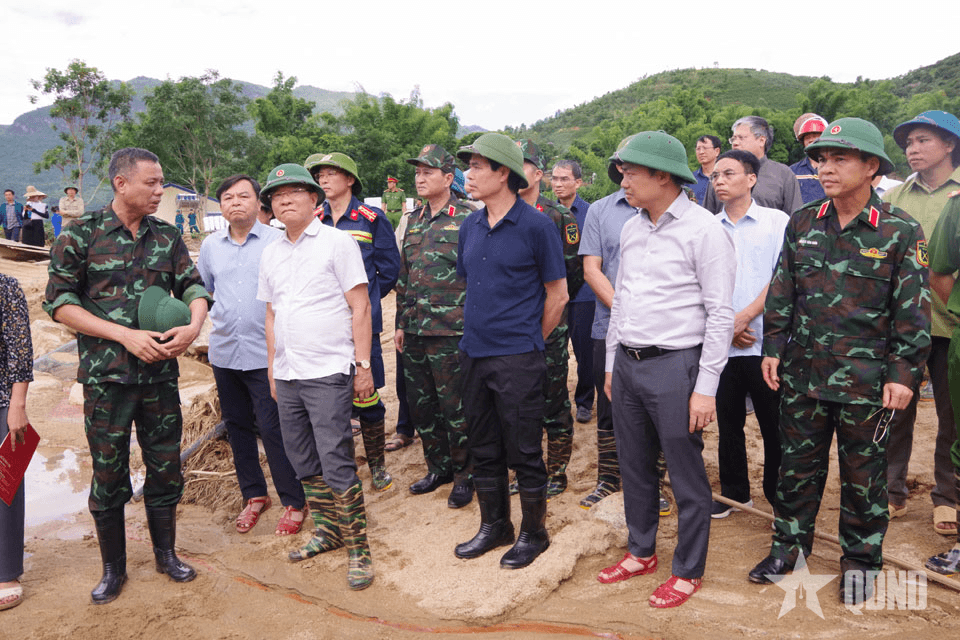 Phó thủ tướng Lê Thành Long thăm, động viên người dân bị ảnh hưởng bởi mưa lũ tại tỉnh Sơn La
