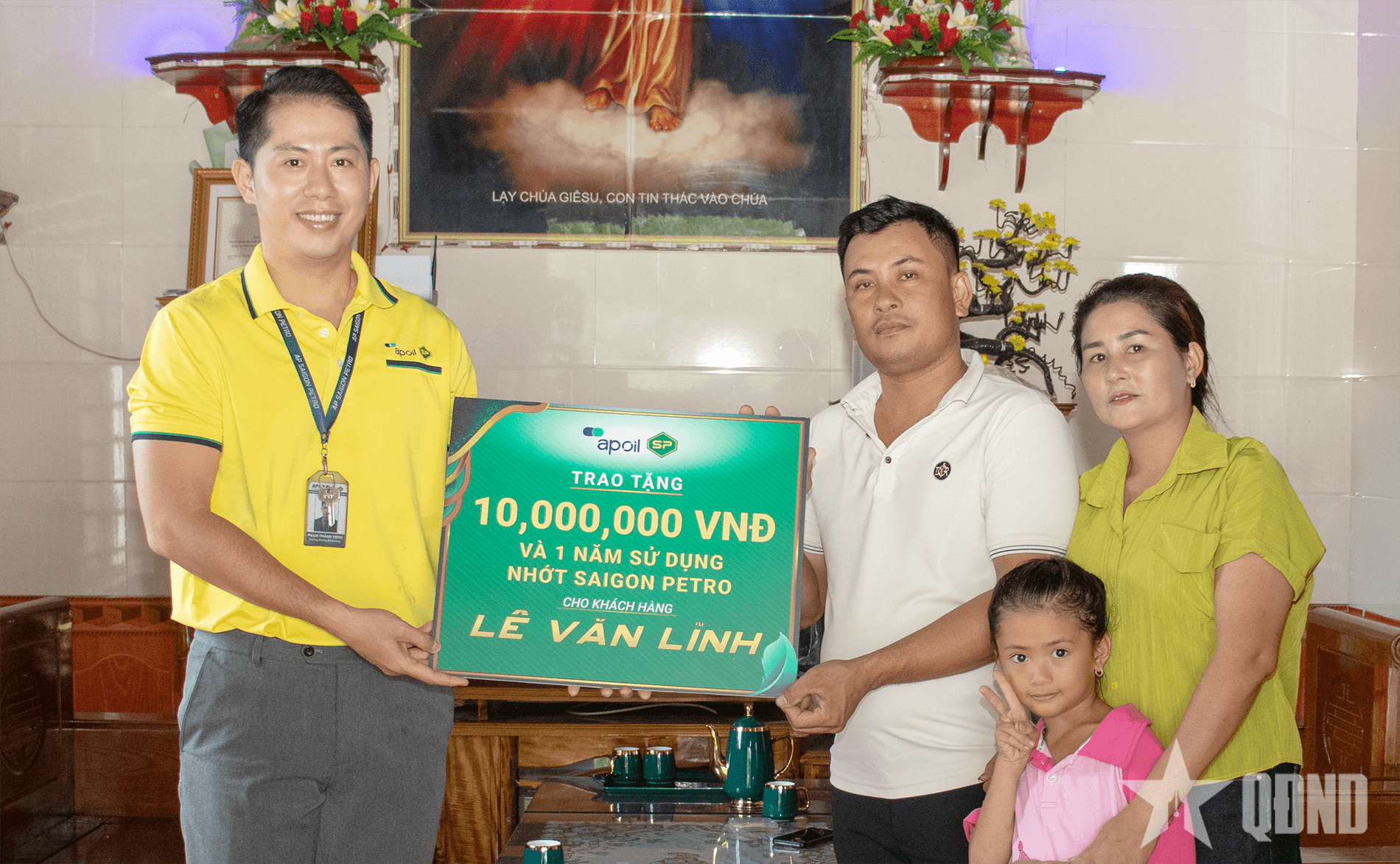 Trao quà hỗ trợ ngư dân Lê Văn Lĩnh - người tham gia cứu sống 26 du khách tại Hà Tĩnh