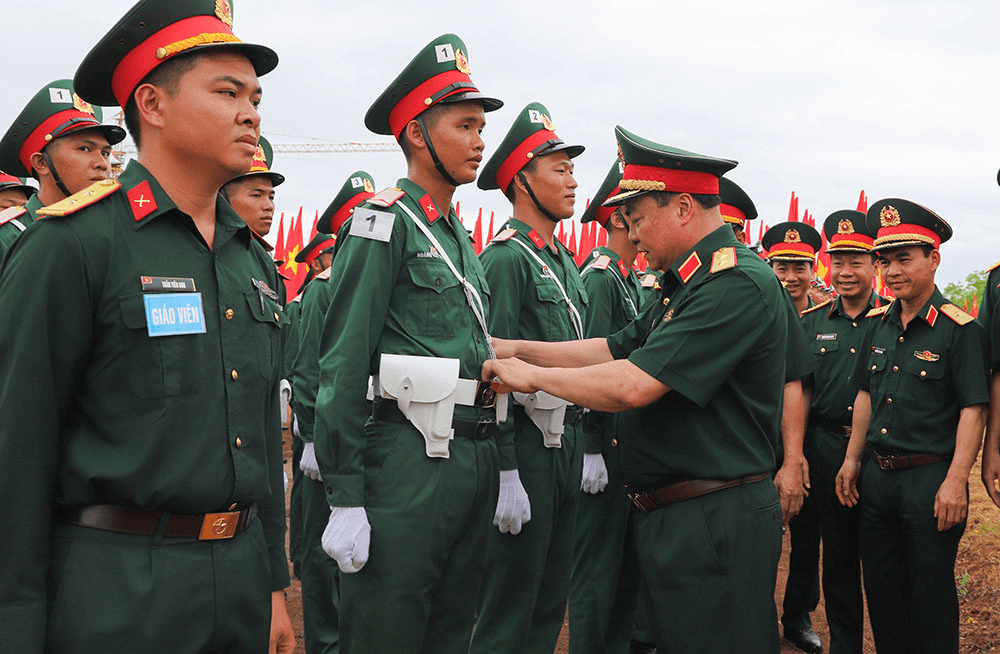 Lính trẻ tôi rèn ý chí