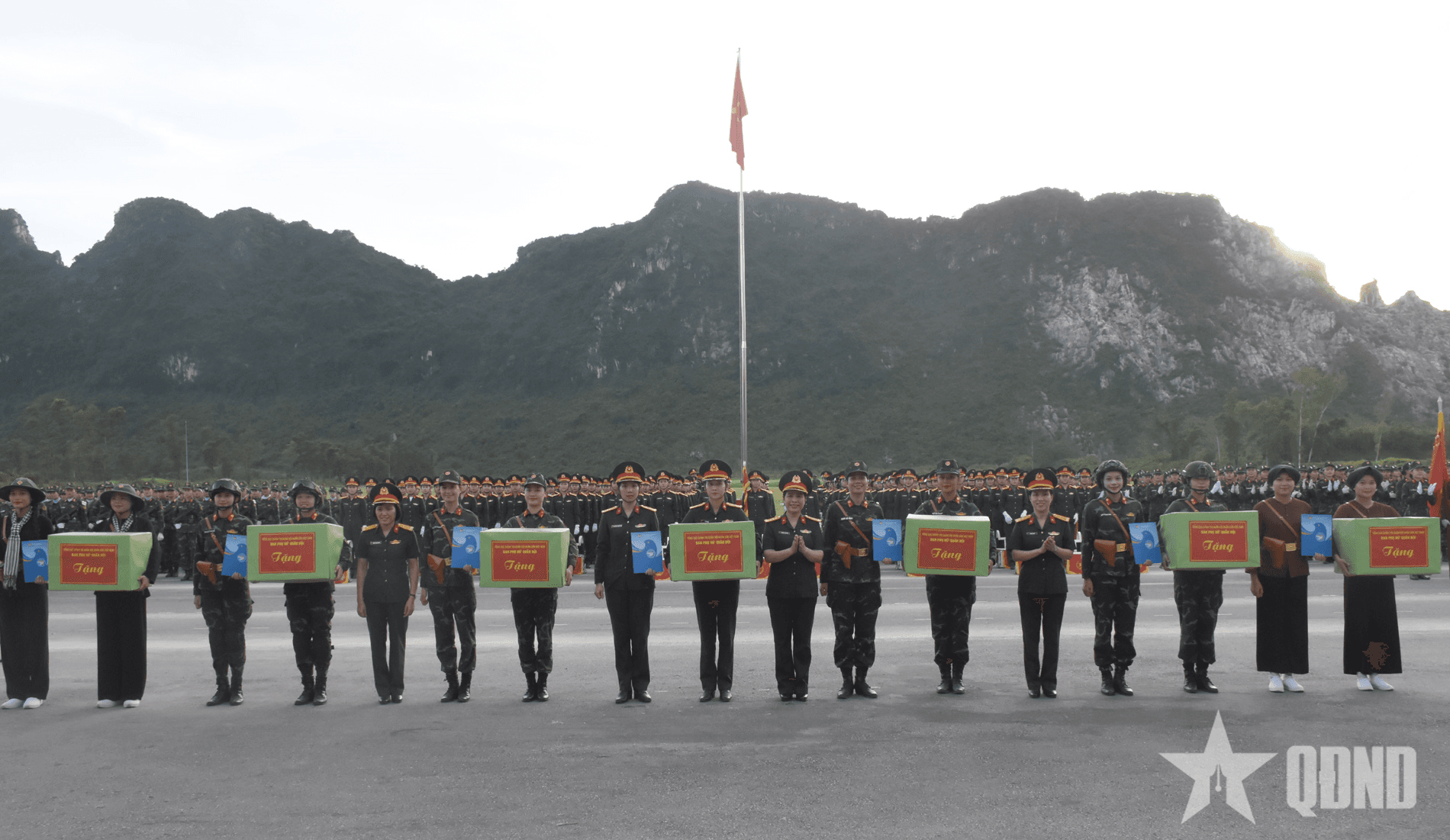 Ban Phụ nữ Quân đội thăm, tặng quà lực lượng nữ tham gia nhiệm vụ A80
