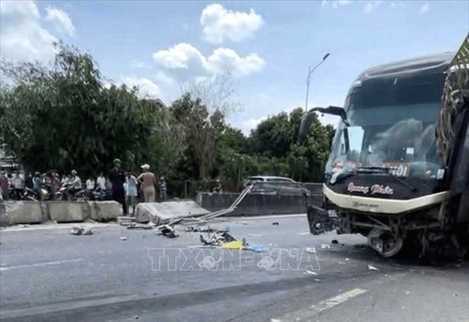 Ô tô khách va chạm xe máy trên Quốc lộ 1 khiến 3 người thương vong