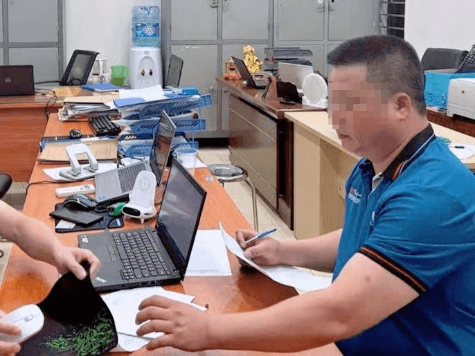 Khẩn trương xác minh người đàn ông rút chìa khóa xe khách trên Vành đai 3