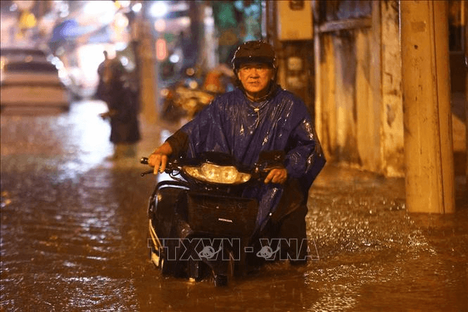 TP Hồ Chí Minh: Nhiều tuyến đường bị ngập nặng sau cơn mưa lớn