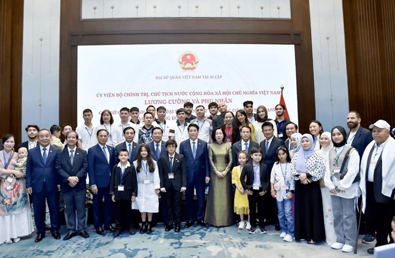 Chủ tịch nước Lương Cường gặp gỡ cán bộ, nhân viên Đại sứ quán và cộng đồng người Việt Nam tại Ai Cập