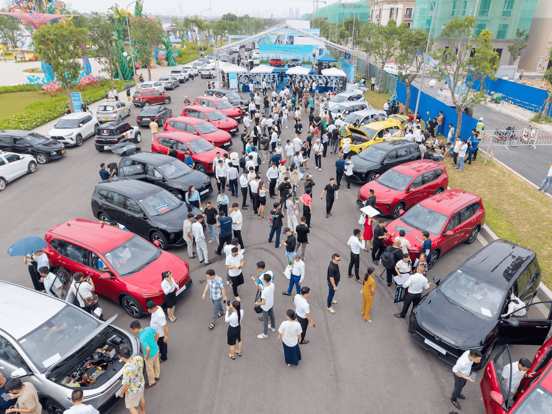 VinFast bàn giao lô xe Limo Green đầu tiên cho khách hàng