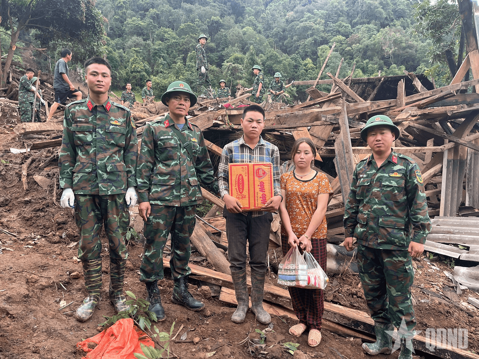 Nghĩa tình đồng đội nơi “tâm lũ”