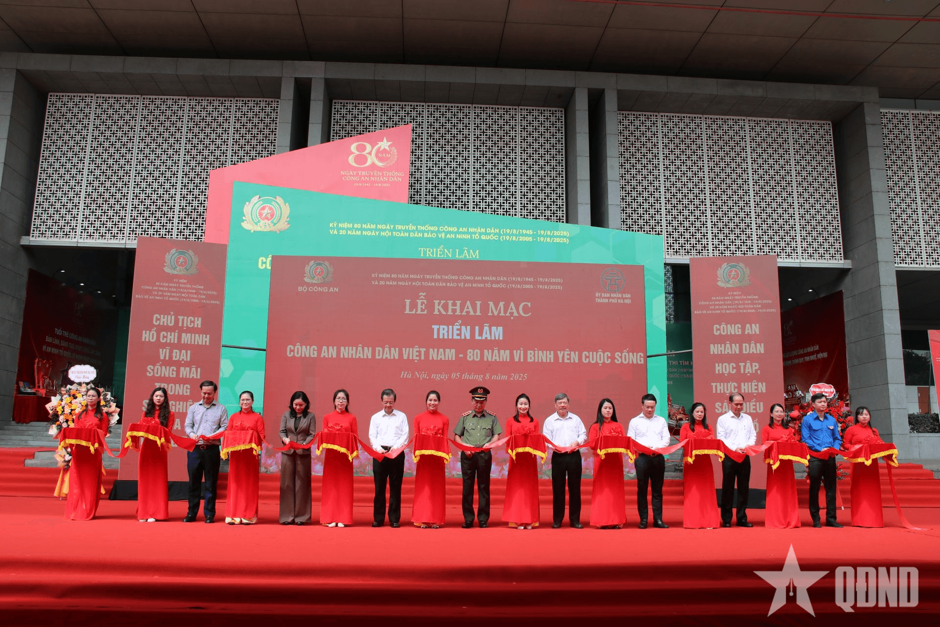 Hơn 800 tài liệu, hiện vật trưng bày tại triển lãm “Công an nhân dân Việt Nam - 80 năm vì bình yên cuộc sống”