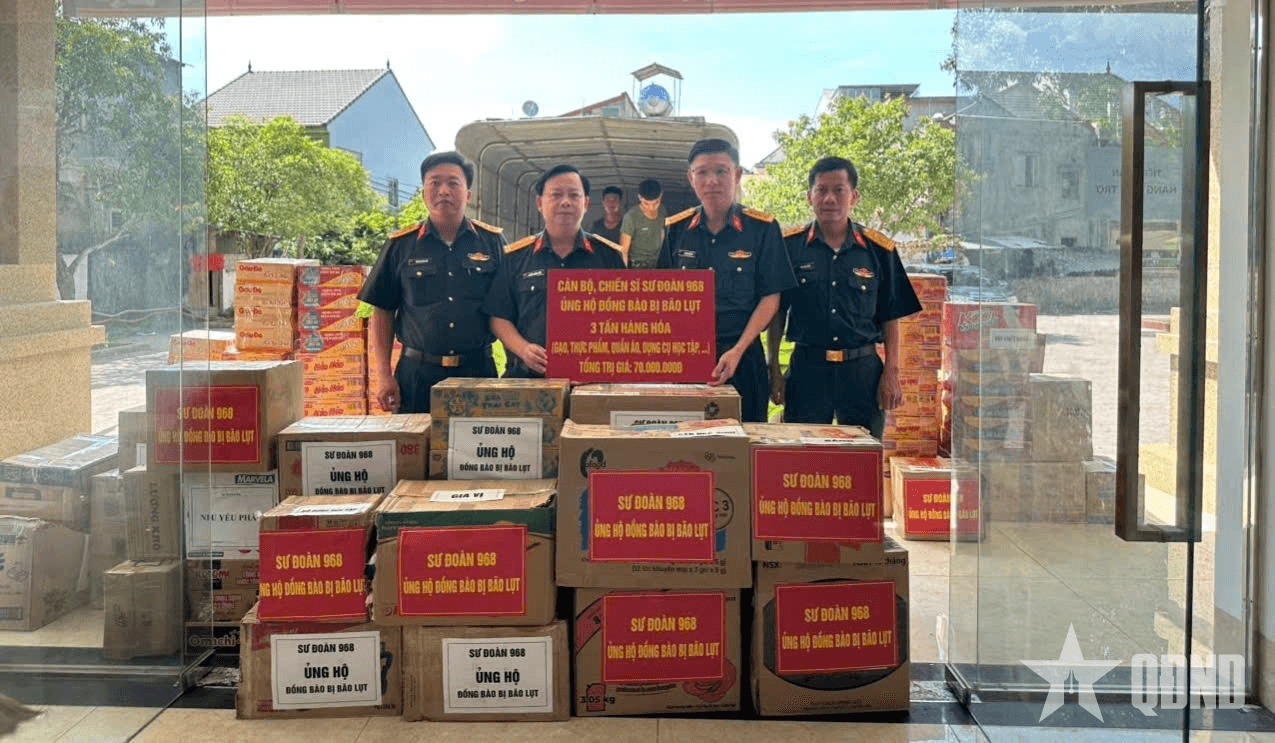 Sư đoàn 968 (Quân khu 4) ủng hộ đồng bào vùng lũ tỉnh Nghệ An