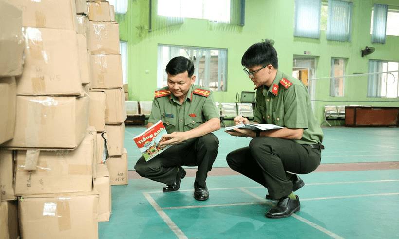 Bắt ba đối tượng sản xuất, buôn bán sách giáo khoa giả