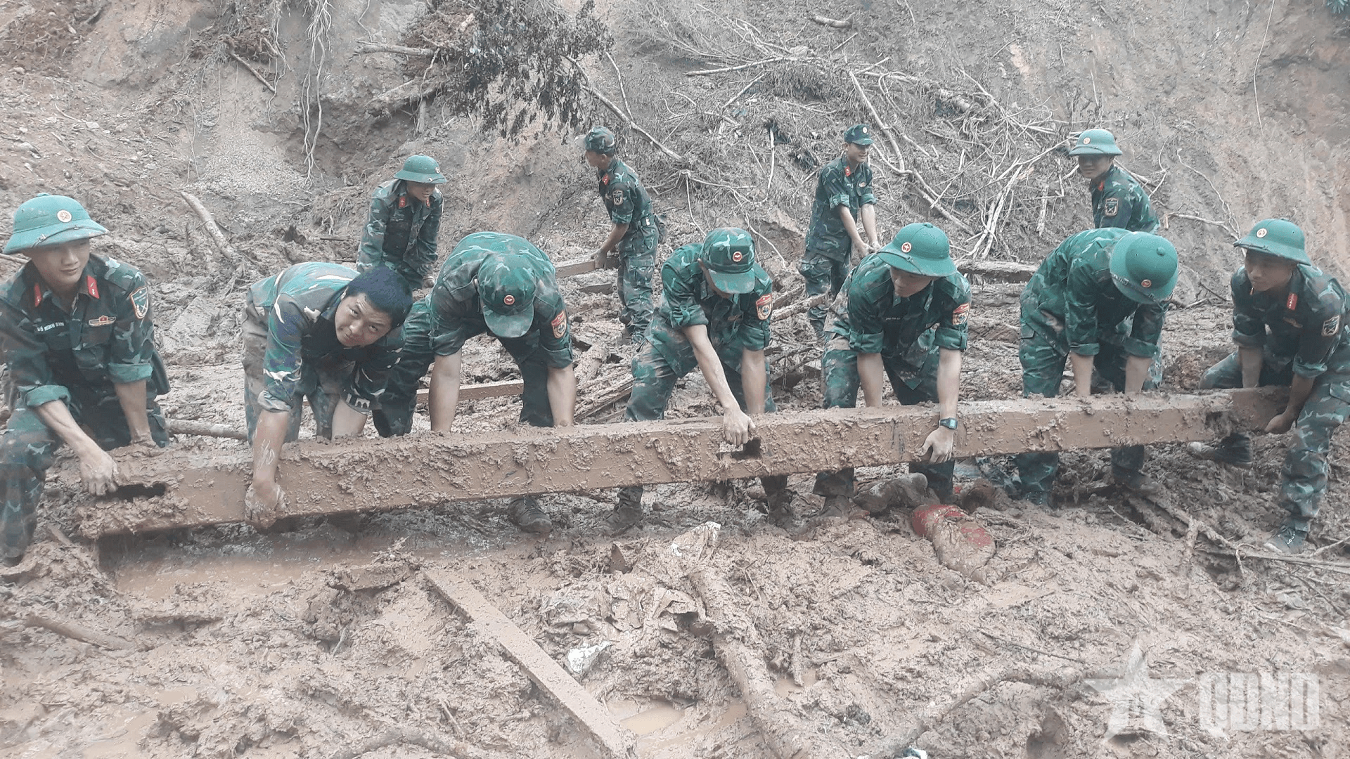 Bộ đội dốc sức giúp dân khắc phục hậu quả mưa lũ