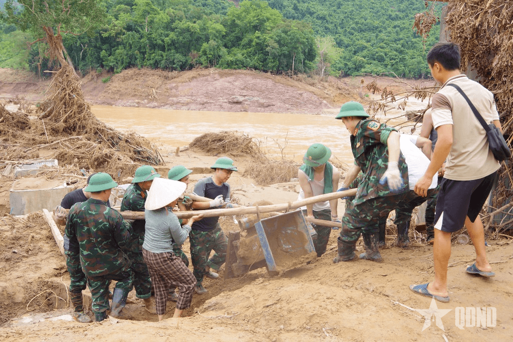 Nghệ An: Bộ đội tìm thấy két sắt bị lũ vùi lấp, trả lại cho người dân