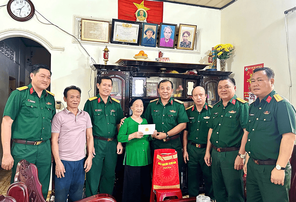 Gắn bó nghĩa tình với nhân dân