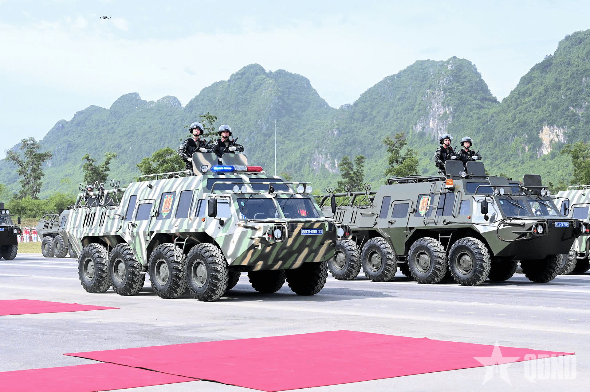 Dàn xe đặc chủng và khí tài hiện đại của lực lượng Công an thực hiện nhiệm vụ diễu binh, diễu hành