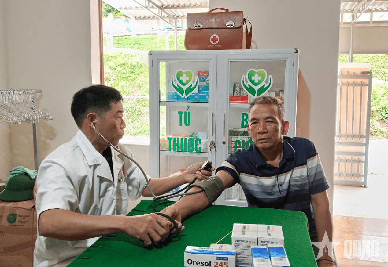 Đồn Biên phòng Nhôn Mai khám, cấp thuốc miễn phí cho người dân sau lũ