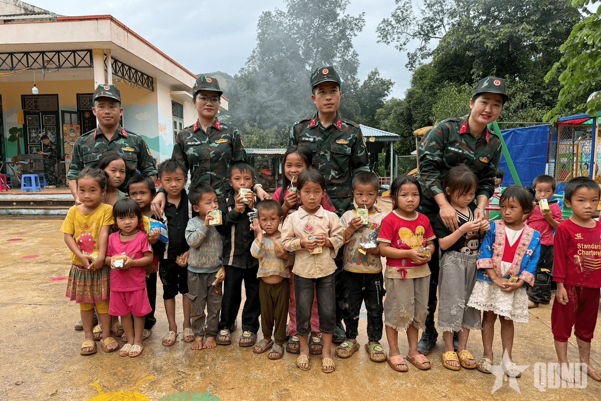 Đoàn Thanh niên, Hội Phụ nữ của Bộ CHQS tỉnh Điện Biên trao quà hỗ trợ nhân dân bị ảnh hưởng do mưa lũ tại xã Xa Dung