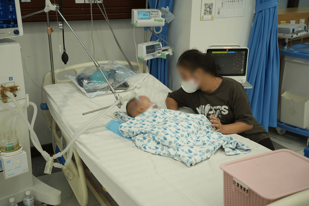 Bé trai 15 tháng tuổi nguy kịch vì uống phải tinh dầu đuổi muỗi