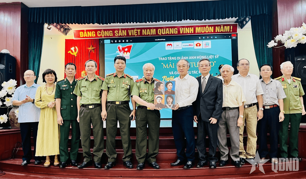 Trao tặng di ảnh Anh hùng liệt sĩ và giới thiệu bút ký lịch sử “Ngôi nhà xưa yêu dấu”