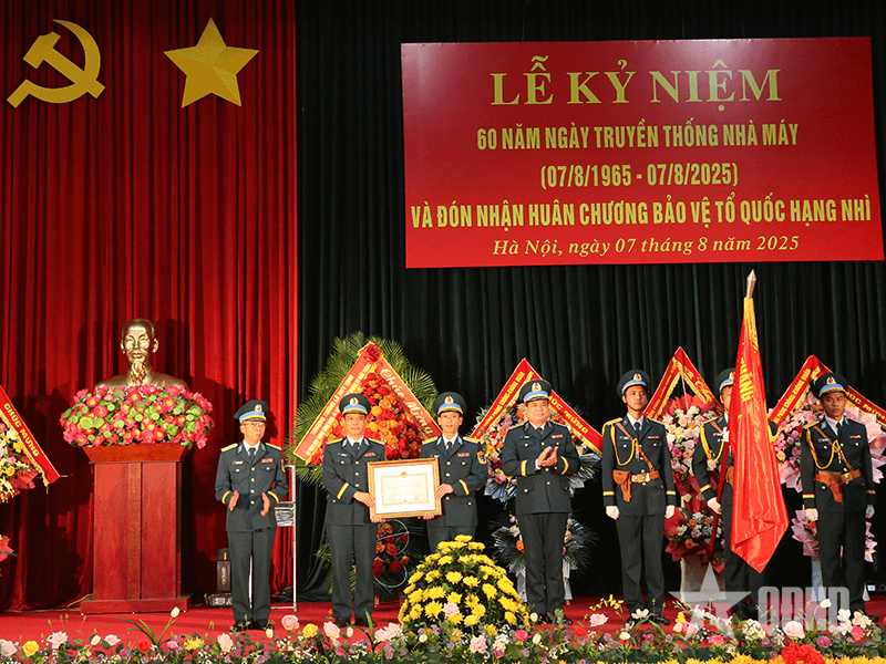 Thượng tướng Lê Huy Vịnh dự Lễ đón nhận Huân chương Bảo vệ Tổ quốc hạng Nhì của Nhà máy Z119