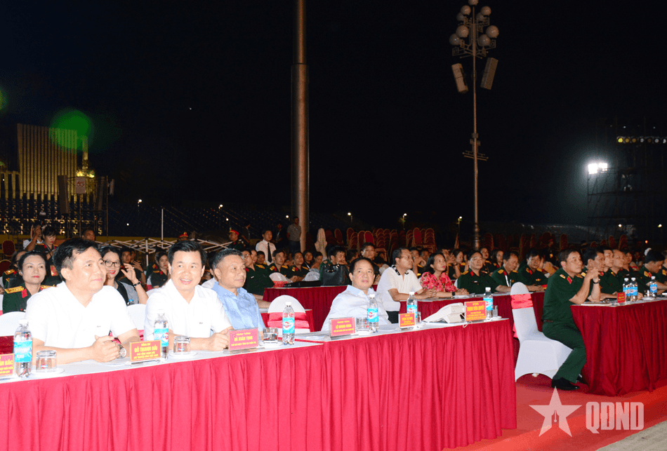 Đại tướng Trịnh Văn Quyết tổng duyệt Chương trình cầu truyền hình chính luận nghệ thuật “Dưới cờ vinh quang”