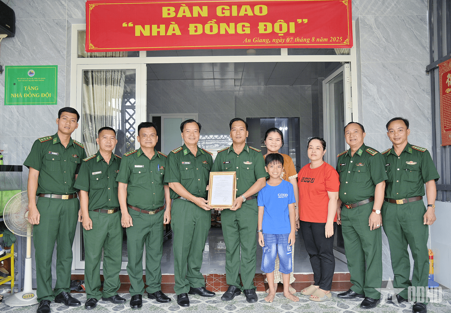 Bàn giao "Nhà đồng đội" tặng cán bộ Biên phòng