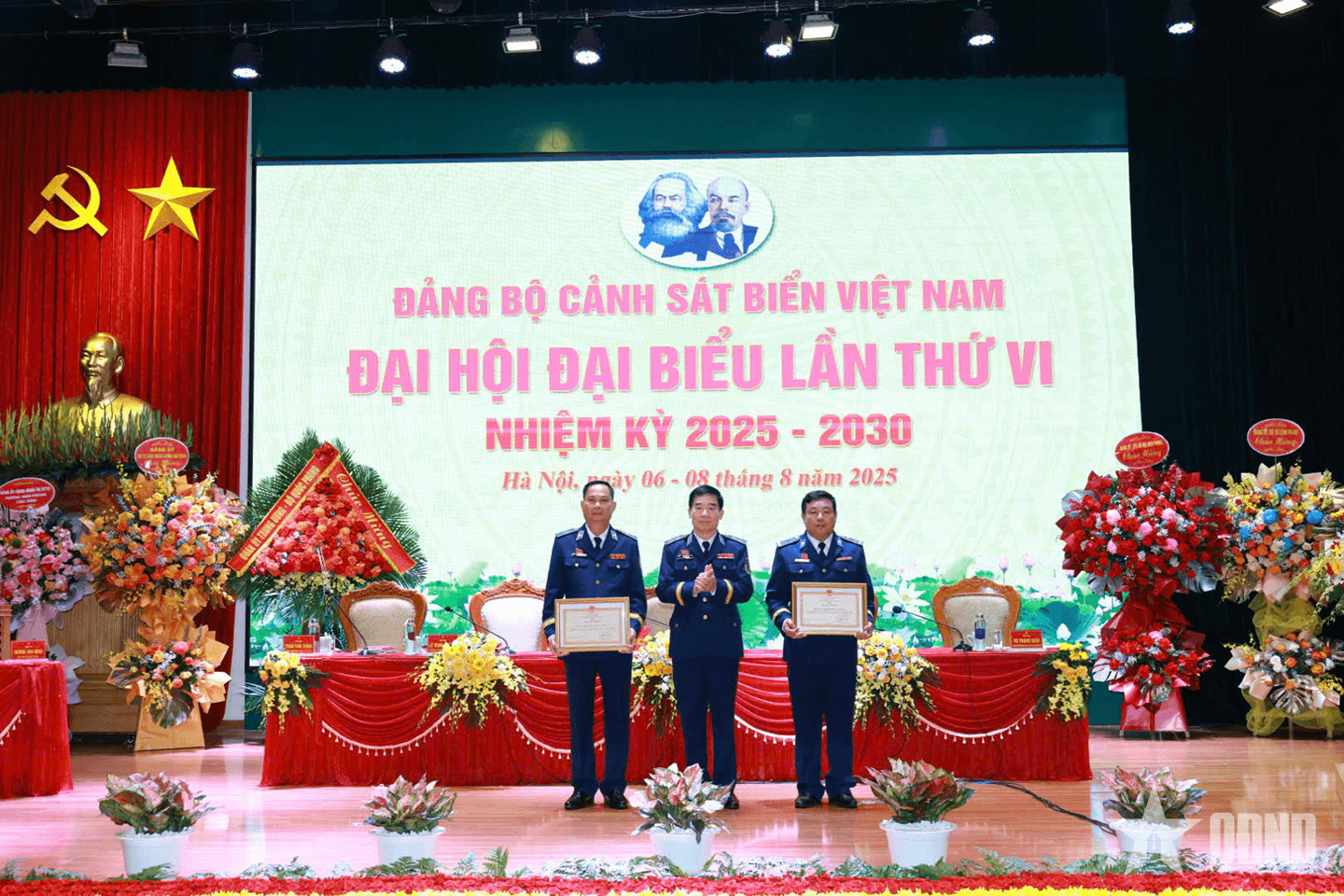 Vùng Cảnh sát biển 4 nhận khen thưởng đột xuất