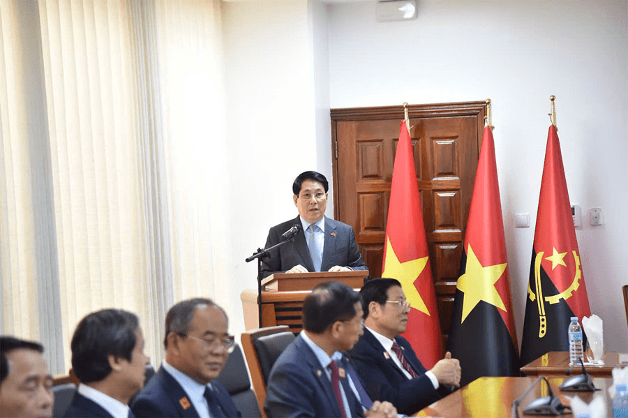 Chủ tịch nước Lương Cường thăm và làm việc với Đảng Phong trào Nhân dân Giải phóng Angola (MPLA) cầm quyền