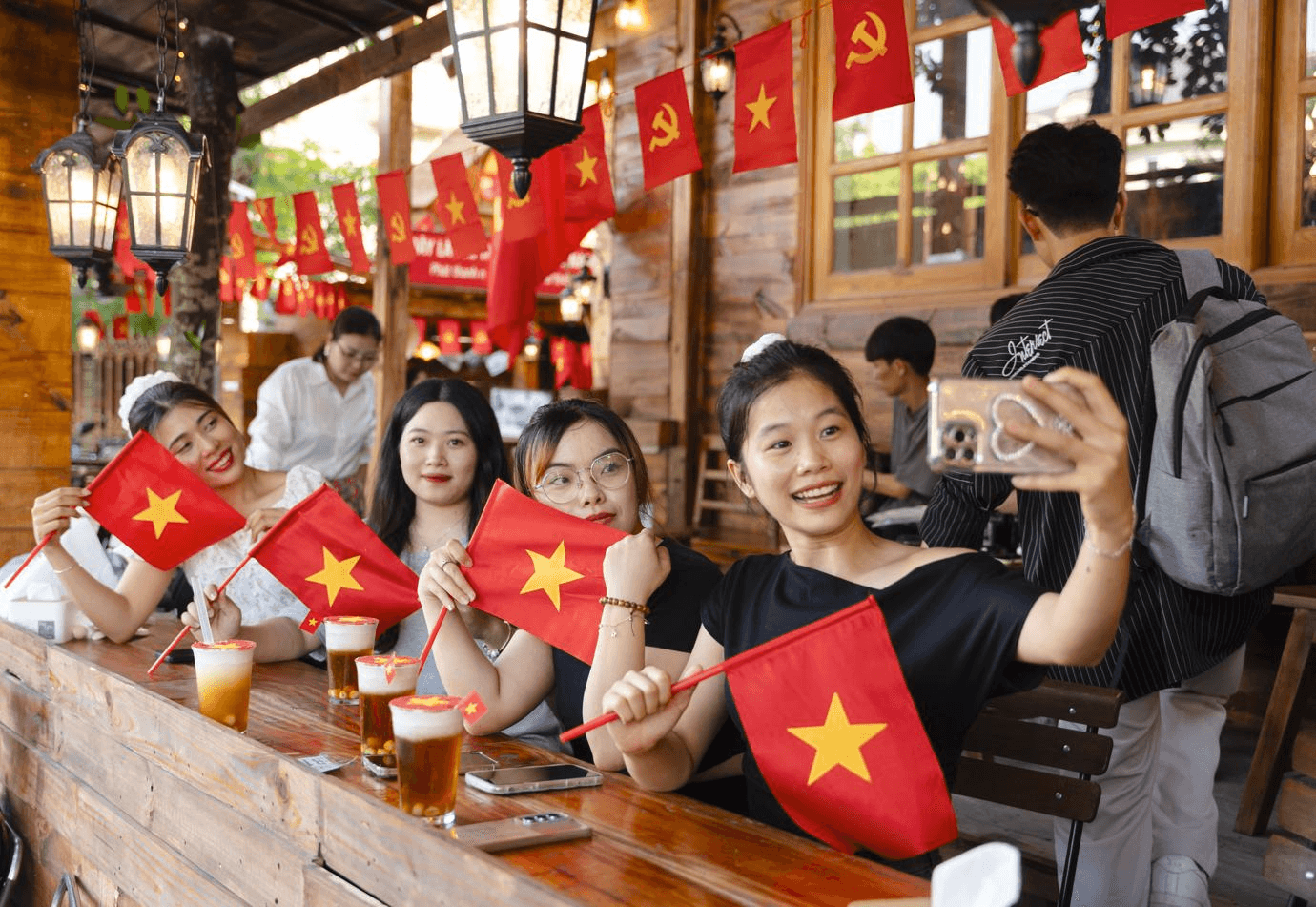 Giới trẻ hòa chung không khí ngày hội non sông