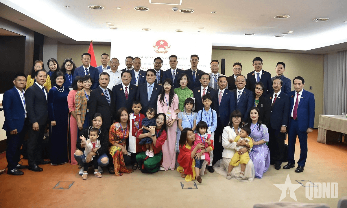 Chủ tịch nước Lương Cường gặp gỡ cán bộ, nhân viên Đại sứ quán và cộng đồng người Việt Nam tại Angola