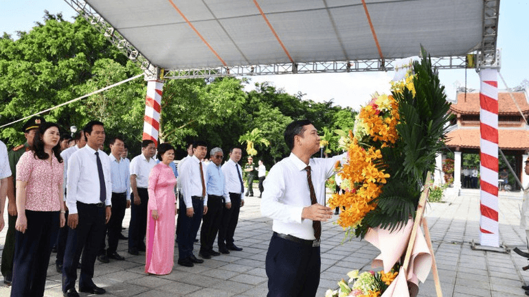 Dâng hương tưởng niệm đồng chí Lê Quang Đạo
​