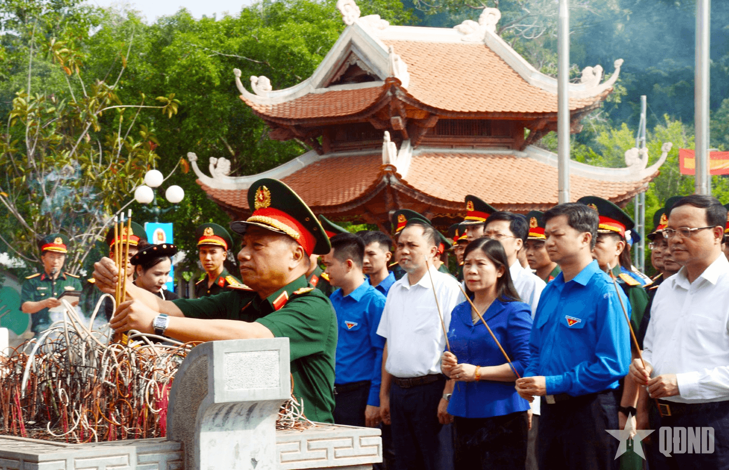 Thượng tướng Lê Quang Minh và đoàn công tác dâng hương tại Khu di tích Quốc gia đặc biệt Tân Trào