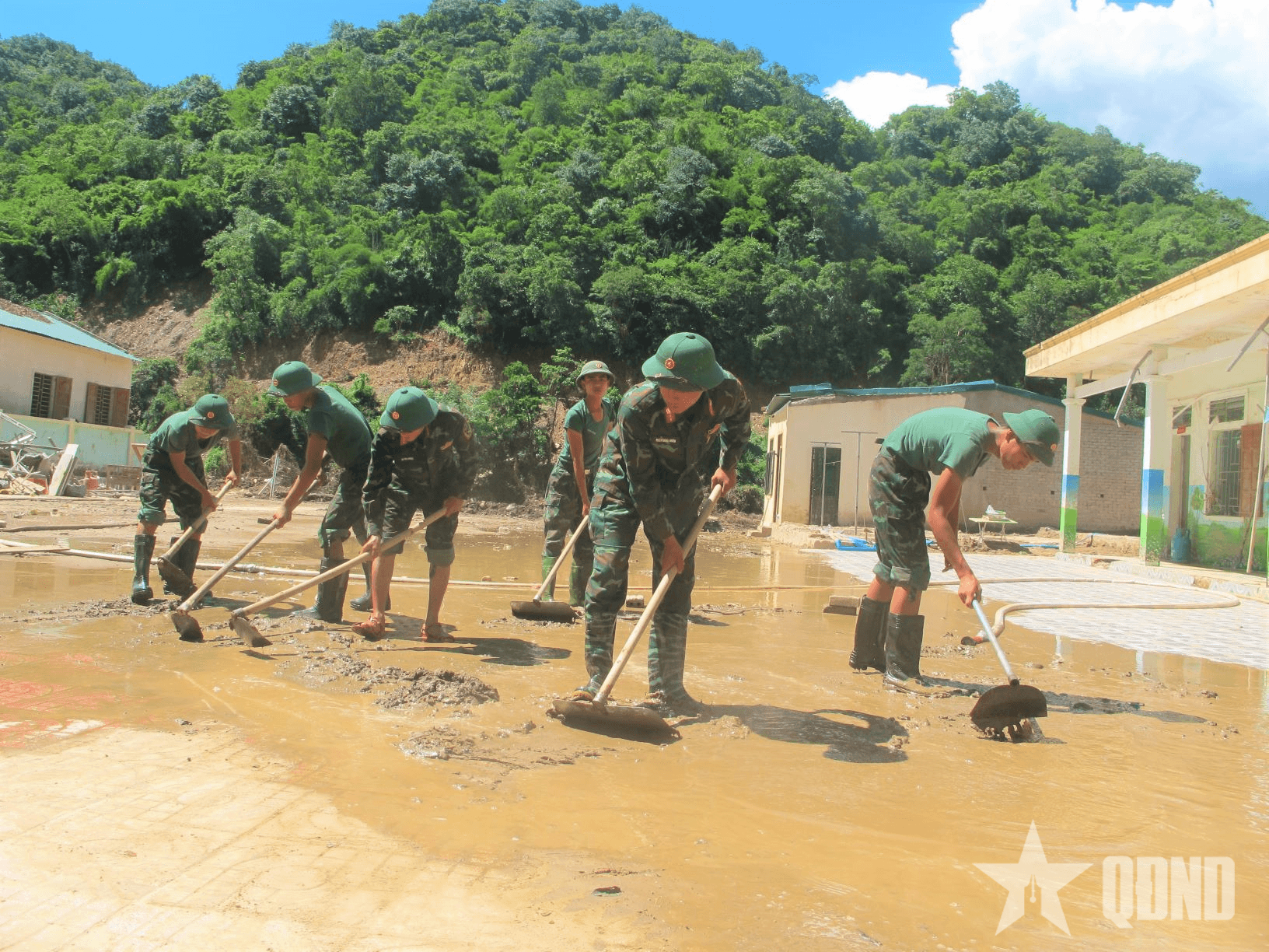 Bộ đội đội nắng, dầm bùn giúp trường học vùng lũ “hồi sinh”