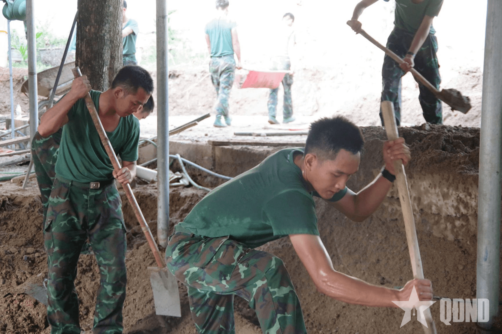 Bộ đội Sư đoàn 324 vượt núi, băng rừng giúp dân vùng lũ