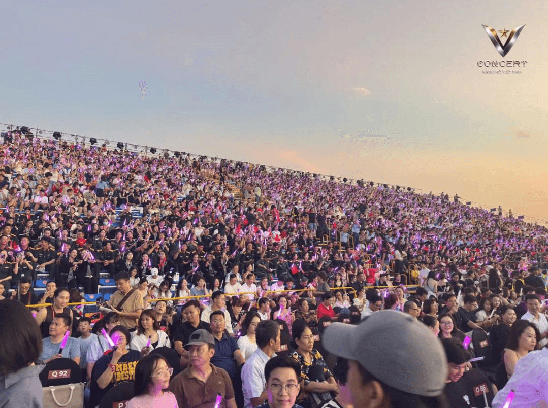 “V Concert - Rạng rỡ Việt Nam” thu hút hàng chục nghìn người đến xem và cổ vũ