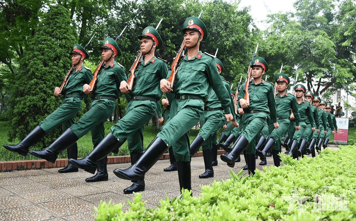 Rắn rỏi dưới nắng Ba Đình