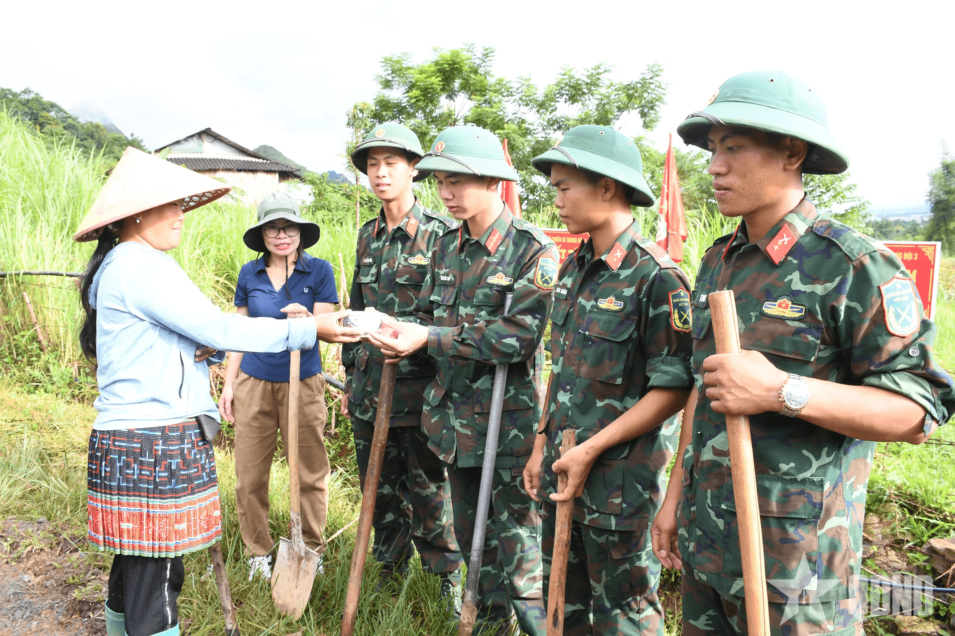 Trung đoàn 880 giúp dân tu sửa đường giao thông liên bản
