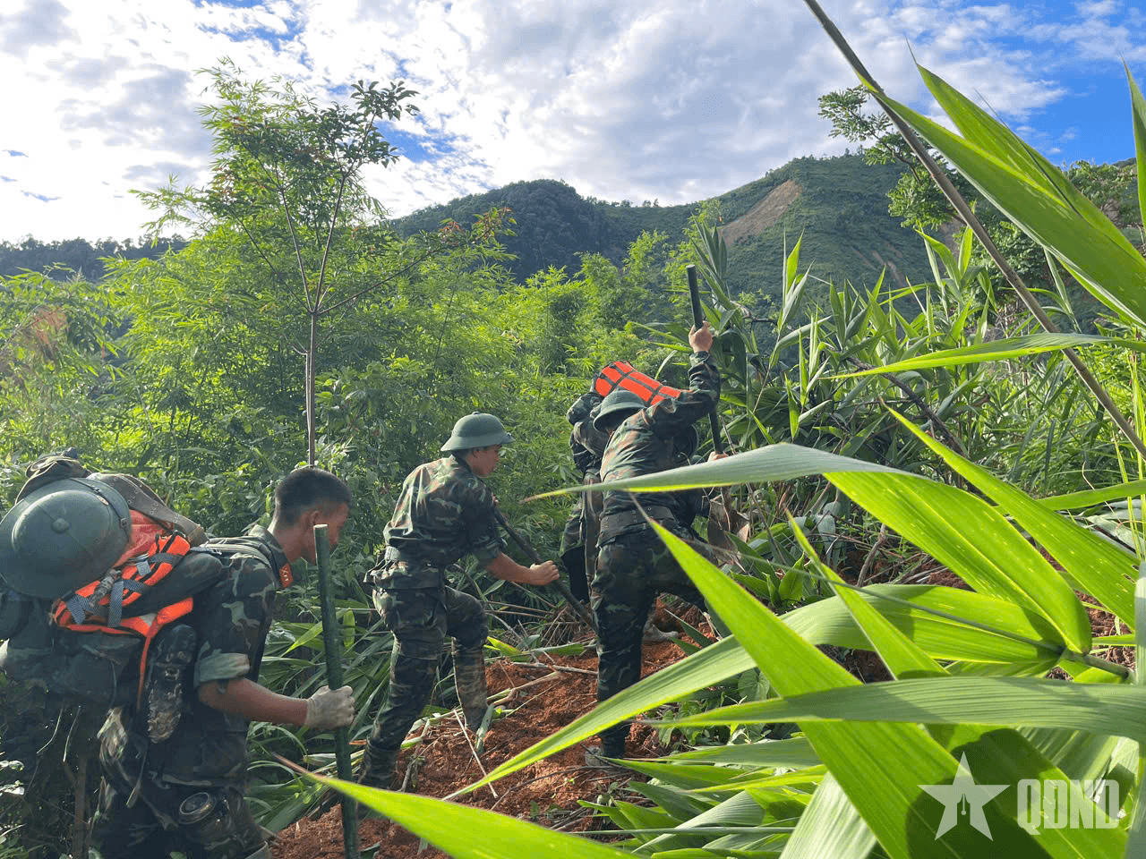 Bộ đội Trung đoàn 82 băng rừng, lội suối mở đường vào bản giúp dân