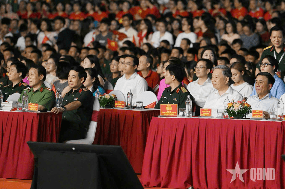 Tổng Bí thư Tô Lâm dự chương trình “Dưới cờ vinh quang”