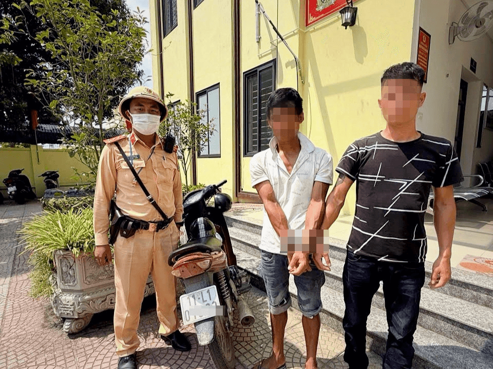 Hà Nội: Cảnh sát giao thông phát hiện và bắt giữ hai thanh niên có hành vi tàng trữ trái phép chất ma túy
