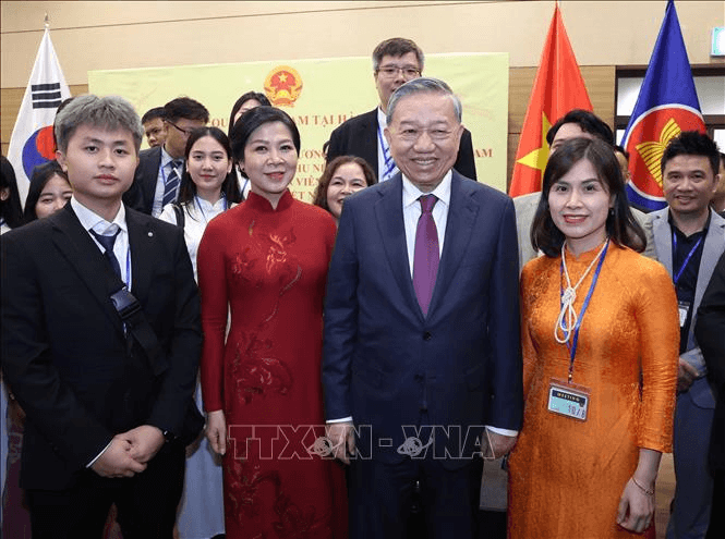 Tổng Bí thư Tô Lâm gặp gỡ cán bộ, nhân viên Đại sứ quán và cộng đồng người Việt Nam tại Hàn Quốc