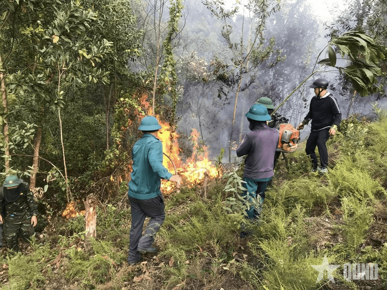 Lực lượng vũ trang tỉnh Nghệ An tham gia chữa cháy rừng